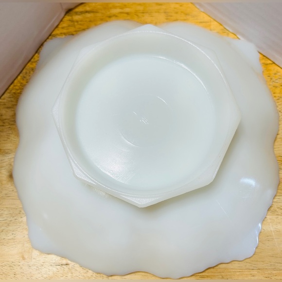 Vintage dish, Anchor Hocking milk glass with real gold trim, grape clusters. - Picture 3 of 4